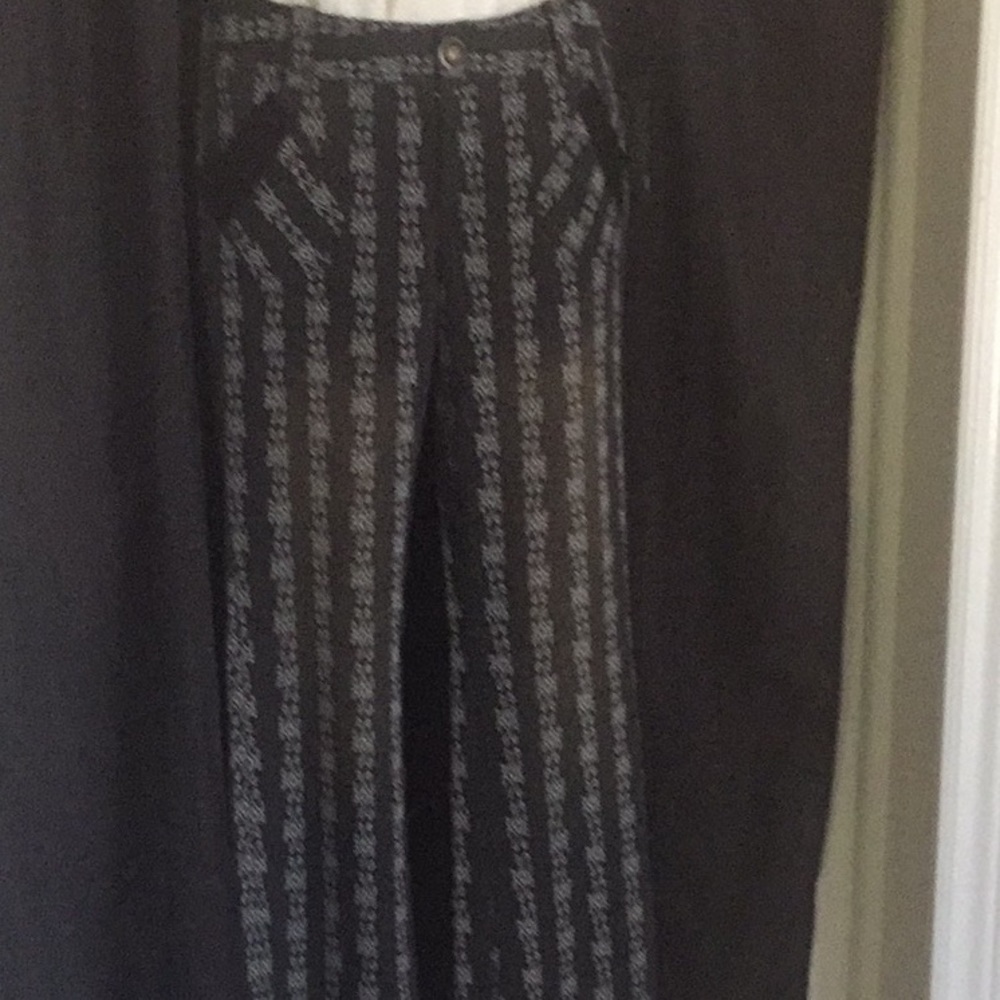 B/W patterned pants, distressed look - Picture 4 of 9